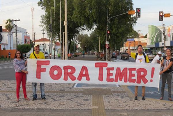 Manifestantes gritam