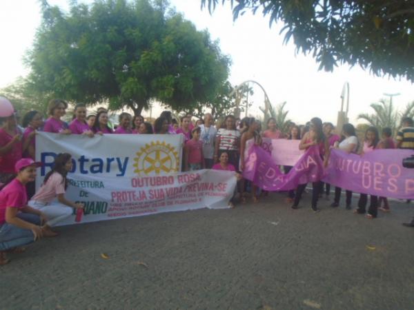 Mulheres participam de caminhada pela campanha Outubro Rosa.(Imagem:FlorianoNews)