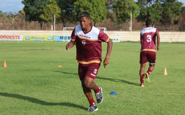 &Iacute;ndio n&atilde;o quer saber de dar espa&ccedil;o para investidas do antigo colega de clube.(Imagem:Emanuele Madeira/Globoesporte.com)