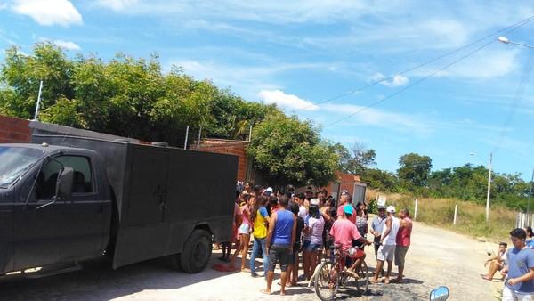 Corpo do jovem achado no conjunto Teresina Sul foi levado pelo IML.(Imagem:Andr&ecirc; Nascimento/G1)