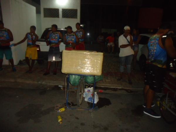 Cobran&ccedil;a ilegal de taxa irrita ambulantes no carnaval de Floriano.(Imagem:FlorianoNews)