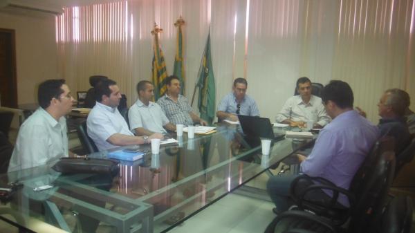 Prefeito Gilberto Junior fará levantamento do município para implantar o Projeto Reluz