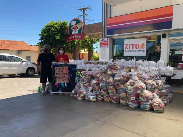 Ap&oacute;s live, Banda Flutuante realiza entrega de quase 3 toneladas de alimentos arrecadados com show solid&aacute;rio(Imagem:Divulga&ccedil;&atilde;o)