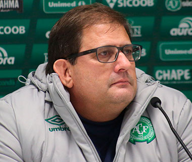 Com técnico na berlinda, Chapecoense faz jogo adiado com Atlético-PR