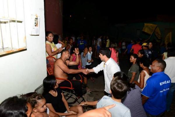 En&eacute;as Maia arrasta multid&atilde;o no bairro Sambaiba.(Imagem:Jaquelina Nascimento)