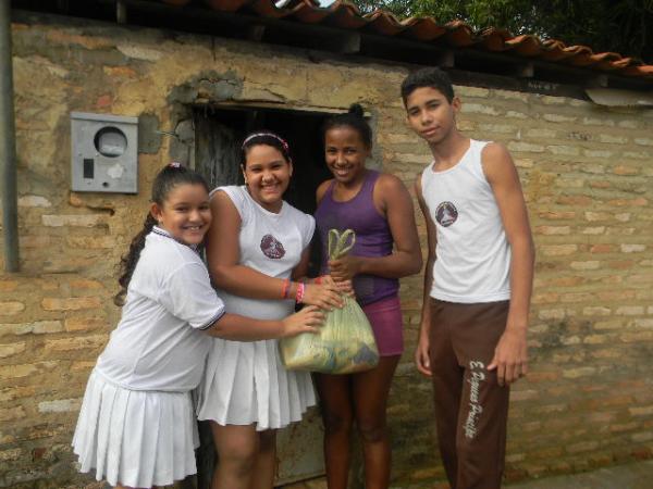 Escola Pequeno Pr&iacute;ncipe fez entrega de cestas b&aacute;sicas. ?(Imagem:Escola Pequeno Pr&iacute;ncipe)