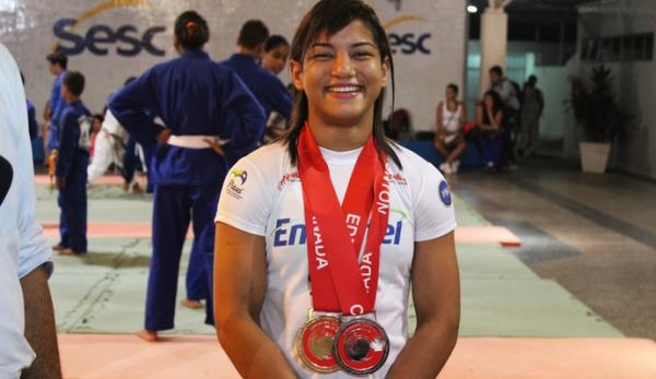 Sarah Menezes mostra o resultado ap&oacute;s treino com crian&ccedil;as.(Imagem: Emanuele Madeira/GloboEsporte.com)