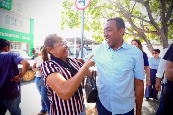 Joel é recebido por populares ao lado de Margarete durante visita ao mercado de São Raimundo Nonato(Imagem:Ascom)