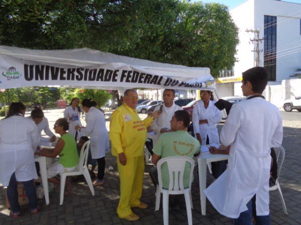 Acad&ecirc;micos de Enfermagem realizam a&ccedil;&atilde;o social em Floriano.(Imagem:FlorianoNews)