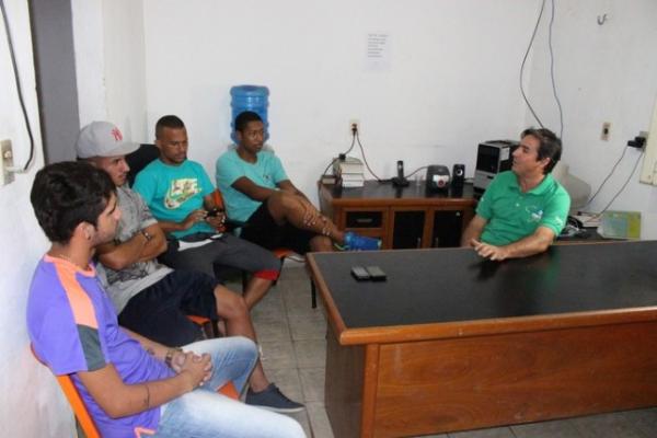 Jogadores são resgatados e alegam abandono, casa vazia e sem comida