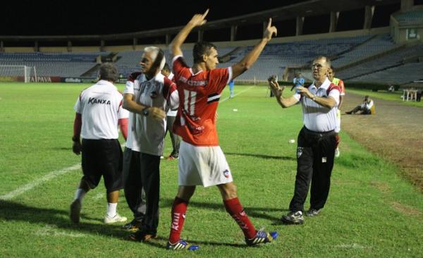 Lateral comemora seu &uacute;nico gol no Campeonato Piauiense 2015. (Imagem:Ant&ocirc;nio Fontes /GloboEsporte.com)