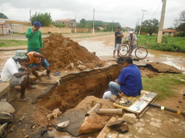 Rompimento de adutora causou falta de água em Floriano