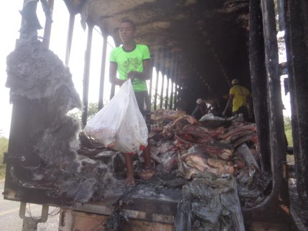 Carreta carregada de carne pega fogo e mercadoria é saqueada