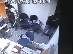 Bandidos explodem cofre da agência do Banco do Brasil de Cristino Castro