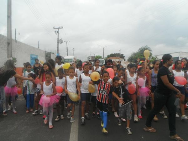 Caminhada marca abertura da Semana da Criança em Floriano.(Imagem:FlorianoNews)