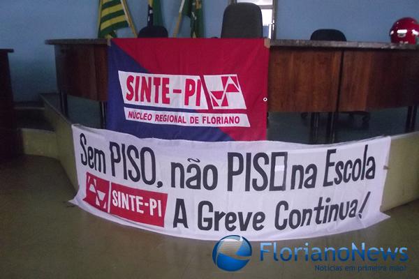 Sem acordo, professores continuam a greve
