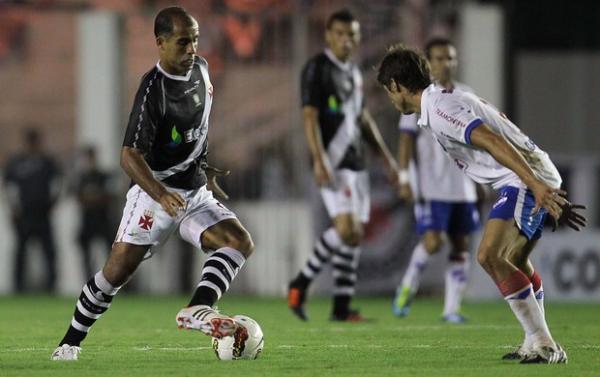 Felipe tenta levar o Vasco ao ataque diante do Nacional.(Imagem:Alexandre Cassiano/Globo)