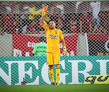 Na despedida de Julio Cesar, Flamengo derrota o América-MG por 2 a 0 no Maracanã