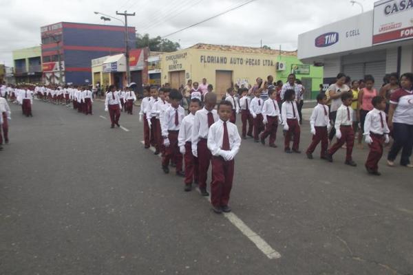 Desfile C&iacute;vico Escolar comemora o Dia do Trabalhador em Floriano.(Imagem:FlorianoNews)