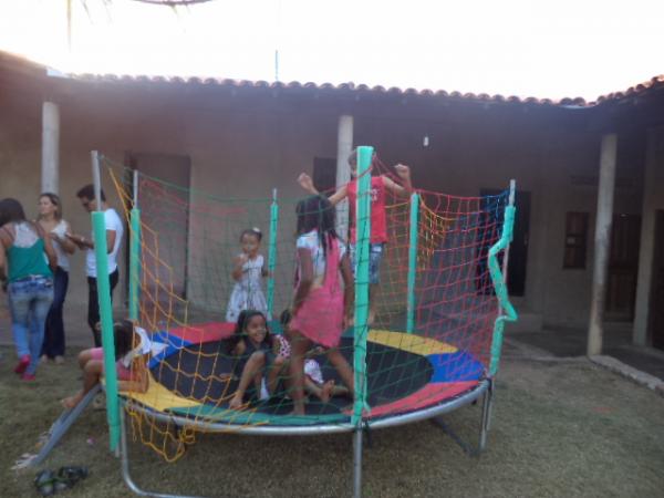 Crian&ccedil;as a Brinquedoteca Senhora Santana participam de tarde de a&ccedil;&atilde;o social.(Imagem:FlorianoNews)