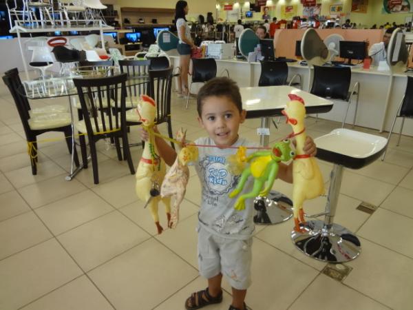 Rep&oacute;rter Amarelinho &eacute; a alegria da crian&ccedil;ada em Floriano.(Imagem:FlorianoNews)