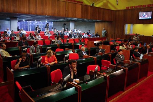 Parlamentares e promotor questionam dados sobre situação financeira do Piauí