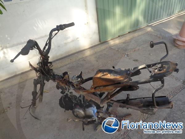  Pol&iacute;cia Militar encontra motocicleta incendiada.(Imagem:FlorianoNews)