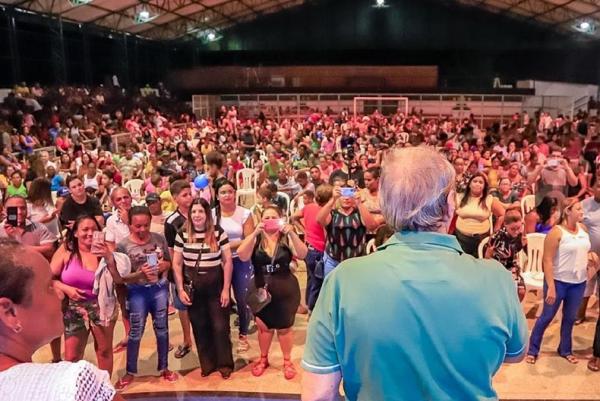 Com gin&aacute;sio lotado, Silvio Mendes apresenta carta de compromissos.(Imagem:Ascom)