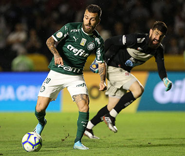Palmeiras supera Vasco e mantém perseguição ao Flamengo