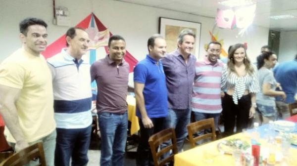 Oz Bambaz arrasta multidão na primeira noite de carnaval em Floriano.(Imagem:FlorianoNews)