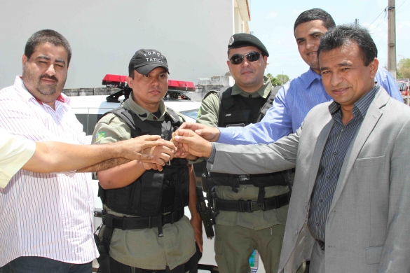 Secretário entrega viatura para a polícia de Lagoa do Piauí