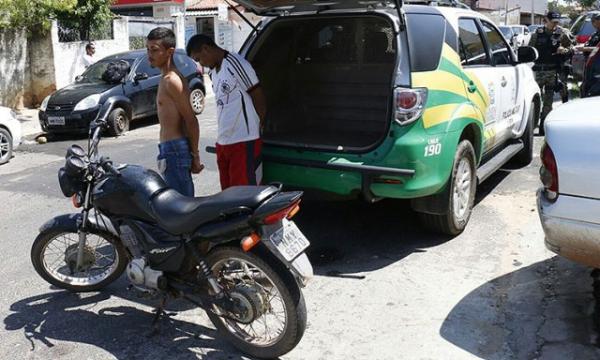 Dupla faz arrastão com reféns e é presa no centro de Teresina.(Imagem:Thiago Amaral)