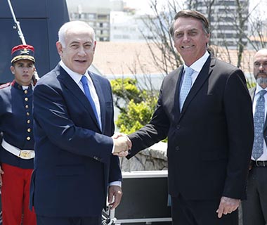 Bolsonaro recebe ministro de Israel em forte no RJ