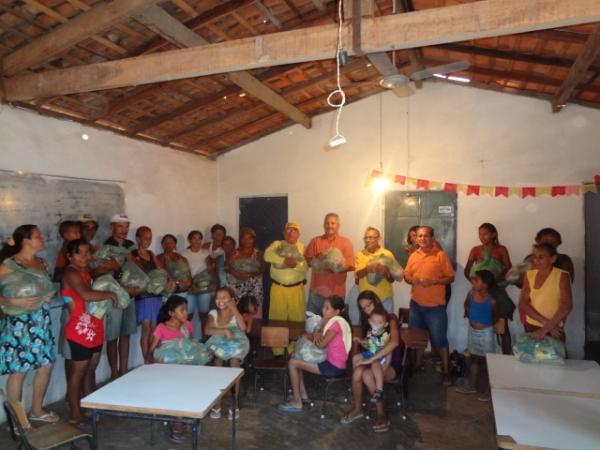 Sr Greg&oacute;rio Monteiro entregou cestas b&aacute;sicas aos moradores do Cajueiro Dois.(Imagem:FlorianoNews)