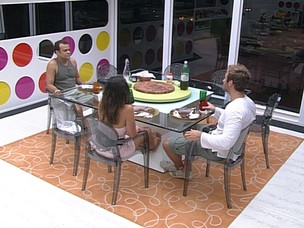 Finalistas se divertiram ao assistirem momentos do jogo na TV