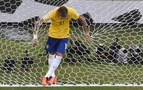 Neymar na rede depois de mais um lance frustrado no ataque da Sele&ccedil;&atilde;o.(Imagem:Reuters)