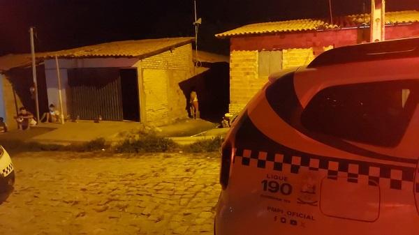 Adolescente de 17 anos &eacute; morto com tiro na cabe&ccedil;a em terreno baldio no bairro Tiber&atilde;o.(Imagem:Divulga&ccedil;&atilde;o/JC24Horas)