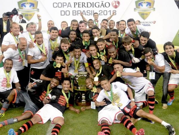 Jogadores do Flamengo posam com a Copa do Brasil.(Imagem:Andr&eacute; Dur&atilde;o / Globoesporte.com)