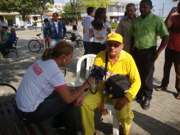 Amarelinho verificando a press&atilde;o arterial(Imagem:reda&ccedil;&atilde;o)