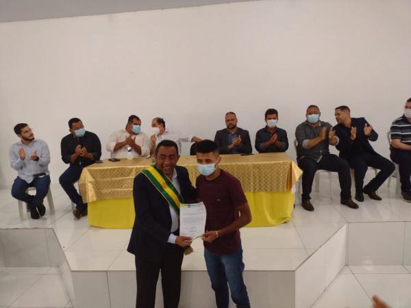 Prefeito Joel Rodrigues d&aacute; posse aos aprovados em concurso p&uacute;blico(Imagem:FlorianoNews)