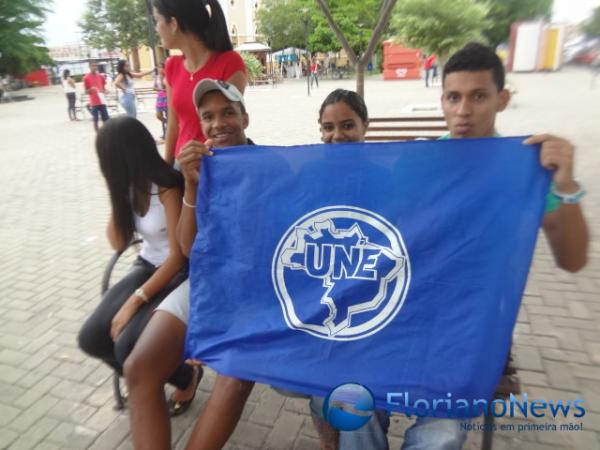Estudantes fazem manifesta&ccedil;&atilde;o contra greve de professores.(Imagem:FN)