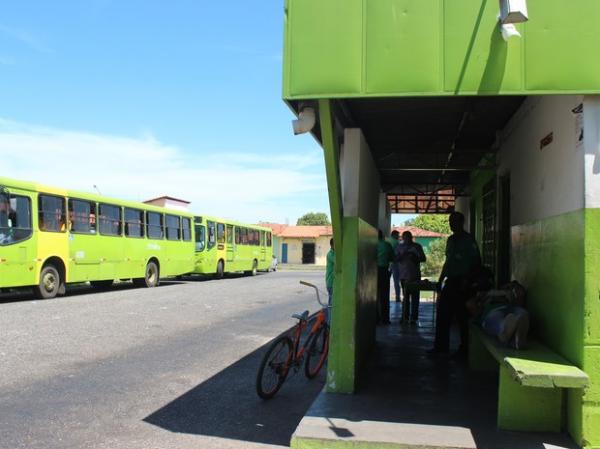 &Ocirc;nibus ficaram parados em terminais durante protesto dos motoristas. (Imagem:Catarina Costa/G1 PI)
