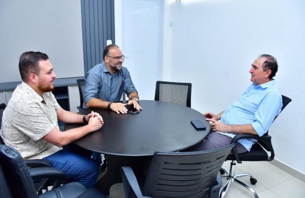 Vereador Joab Curvina e prefeito Ant&ocirc;nio Reis discutem obras e programas em reuni&atilde;o(Imagem:Reprodu&ccedil;&atilde;o/Instagram )