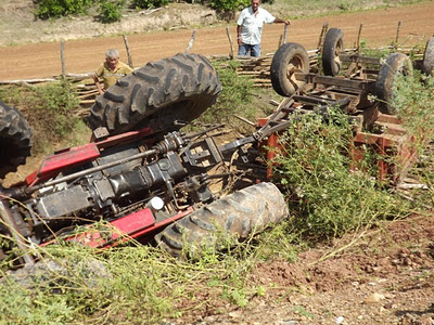Trator capota e deixa jovem ferido em Caxingó