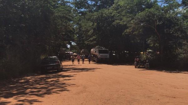 Caminh&otilde;es est&atilde;o presos no terminal de petr&oacute;leo de Teresina.(Imagem:Lorena Linhares/G1)