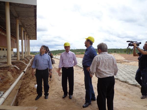 Visita &agrave;s obras do novo terminal rodovi&aacute;rio de Floriano.(Imagem:FlorianoNews)