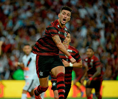 Arrascaeta marca no fim, Flamengo bate Vasco nos pênaltis e fatura a Taça Rio
