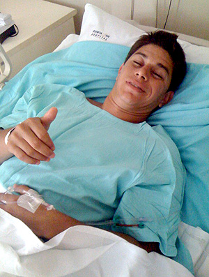 Conca passa por cirurgia no joelho, e médico acredita em retorno rápido
