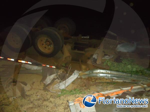 Mulher e crian&ccedil;a ficam presas nas ferragens ap&oacute;s carreta tombar em Floriano.(Imagem:FlorianoNews)