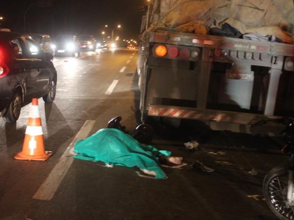 Motociclista morre após colisão na traseira de caminhão na BR-343